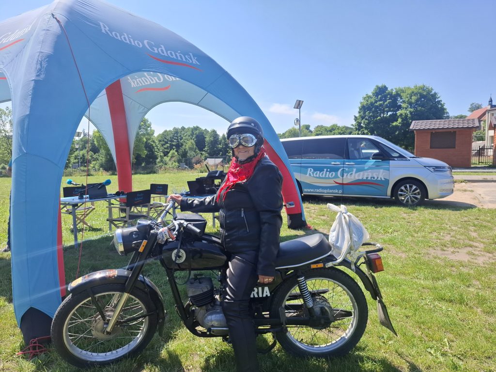 Na zdjęciu Maria Stencel, sołtys Mściszewic, razem ze swoim motocyklem