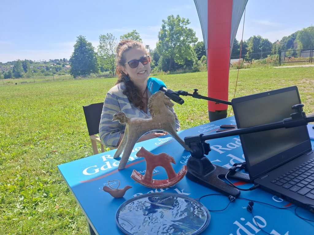Joanna Sawicka z pracowni w Kistówku w mobilnym studiu Radia Gdańsk