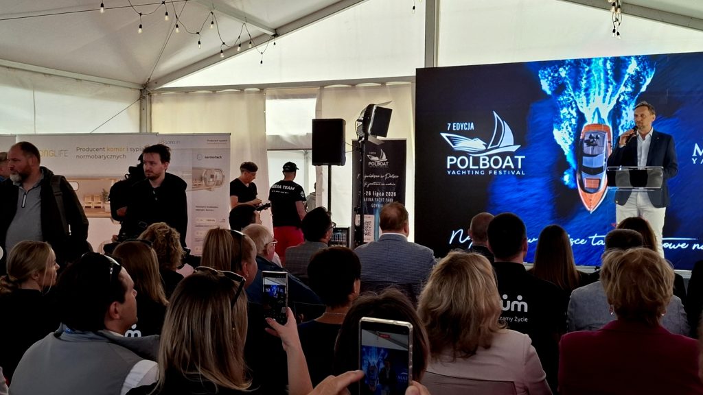 Mężczyzna przemawia na scenie podczas 7 edycji festiwalu Polboat