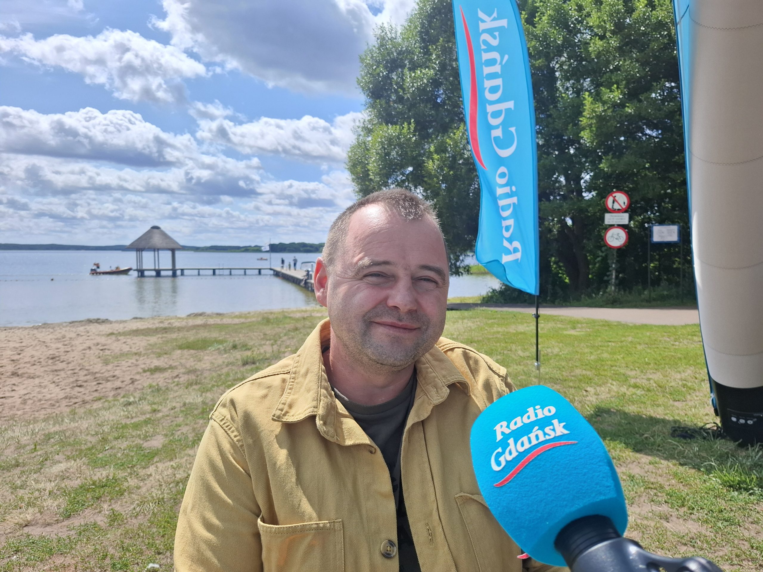 Dominik Dykier na plaży w Swornegaciach