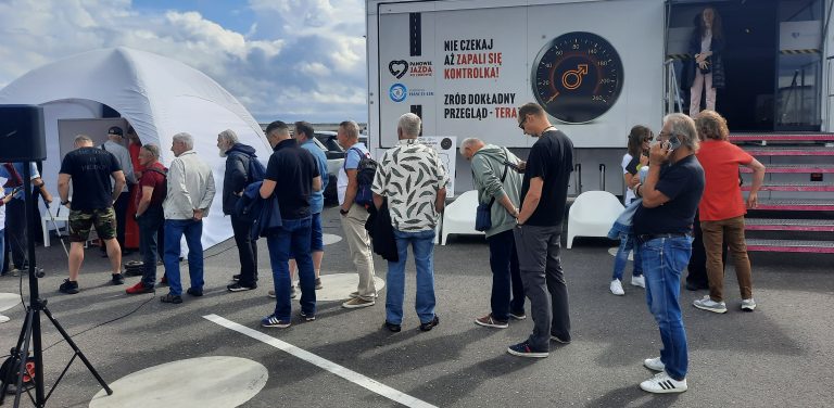 Przed Akwarium Gdyńskim ustawiono Mobilną Stację Kontroli Zdrowia, w której mężczyźni mogą przejść darmowe, kompleksowe badania