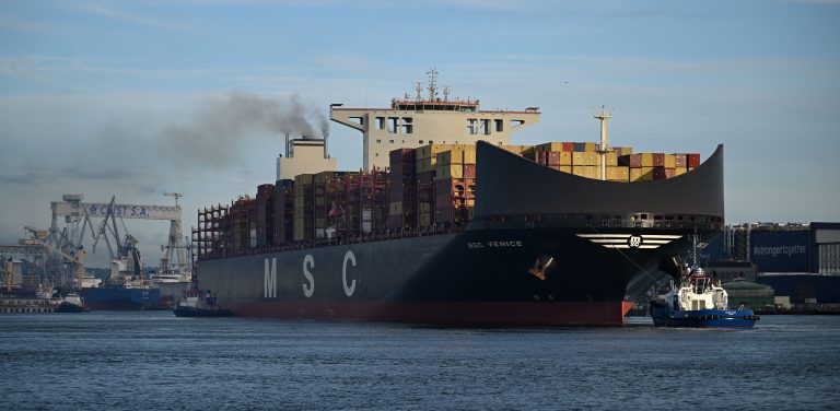Kontenerowiec MSC Venice wpływa do portu w Gdyni.
