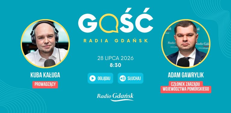 Grafika zapowiadająca audycję „Gość Radia Gdańsk”, która odbędzie się 28 lipca 2026 roku o godzinie 8:30. Po lewej stronie znajduje się zdjęcie prowadzącego Kuby Kaługi w słuchawkach. Po prawej stronie widnieje zdjęcie gościa – Adama Gawrylika, członka zarządu województwa pomorskiego. Na dole znajdują się ikony „Oglądaj” i „Słuchaj” oraz logo Radia Gdańsk