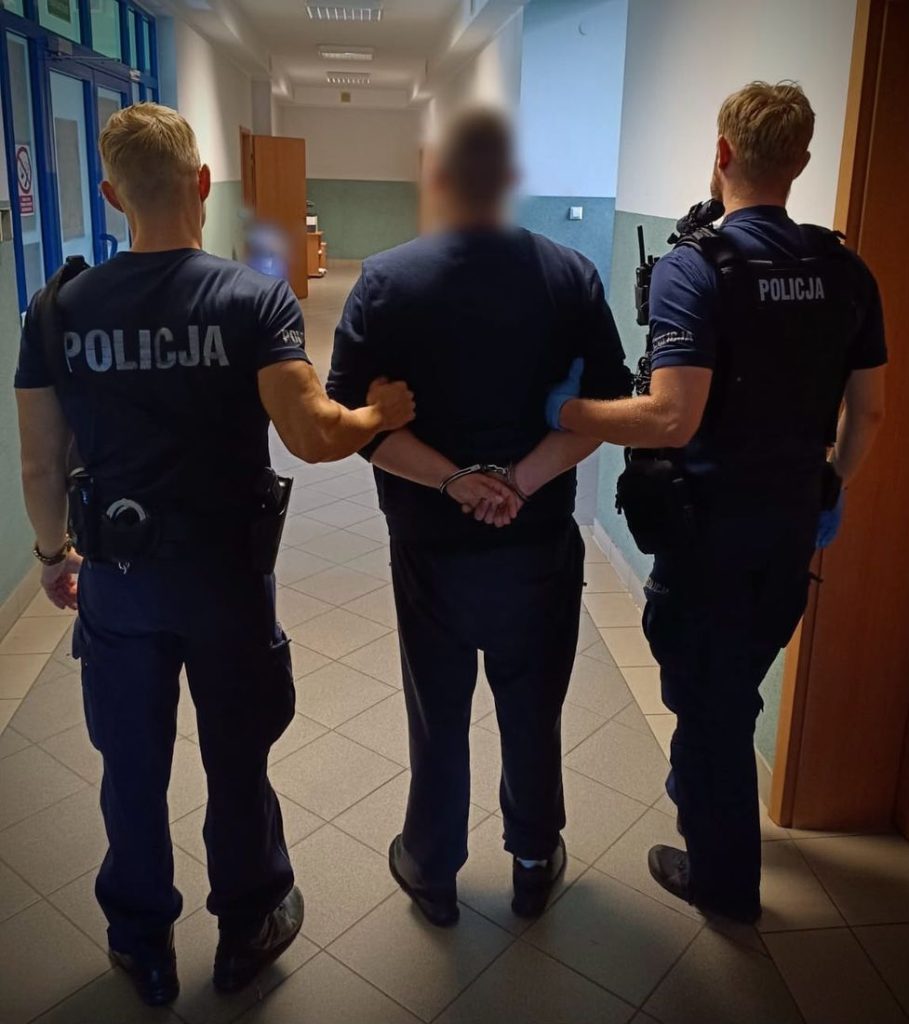 Aresztowany mężczyzna prowadzony przez gdańską policję
