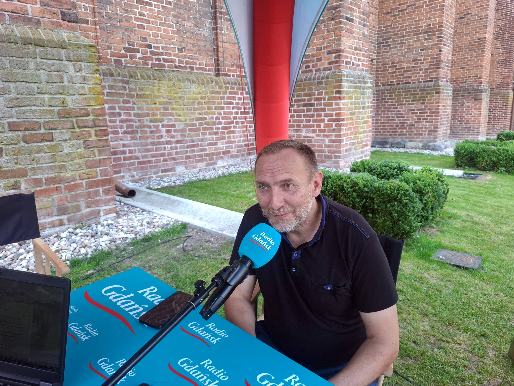 Przewodnik Adam Nosko w mobilnym studiu Radia Gdańsk w Kwidzynie