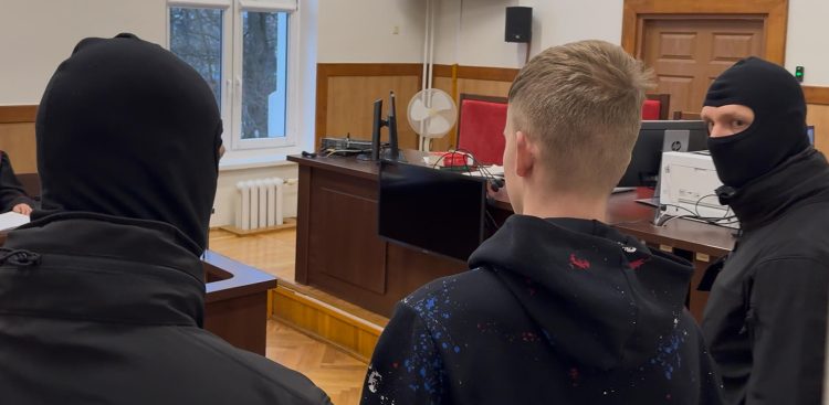 Alan G. jest podejrzany o zabójstwo ze szczególnym okrucieństwem współlokatora i zbezczeszczenie jego zwłok