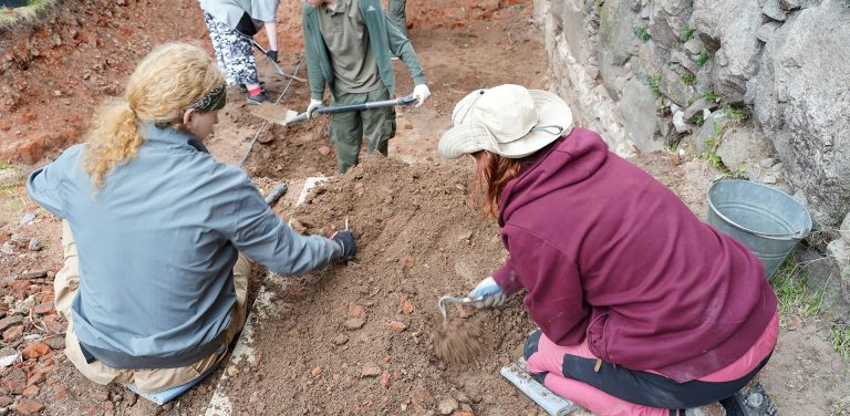 Archeolodzy wykopują znaleziska przy Zamku w Człuchowie
