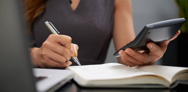 Przed skorzystaniem z usług firmy pożyczkowej warto dokładnie sprawdzić jej status. Zdjęcie ilustracyjne (fot. magnific.com)