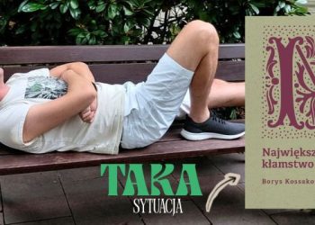 Książka "największe kłamstwo świata", w tle Borys Kossakowski na ławce
