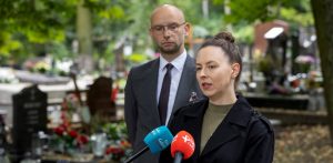 Na tle cmentarzu wypowiadają się Barbara Tusk-Krajewska, dyrektorka Gdańskiego Zarządu Zieleni i Piotr Kryszewski, dyrektor zarządzający ds. zielonego gdańska