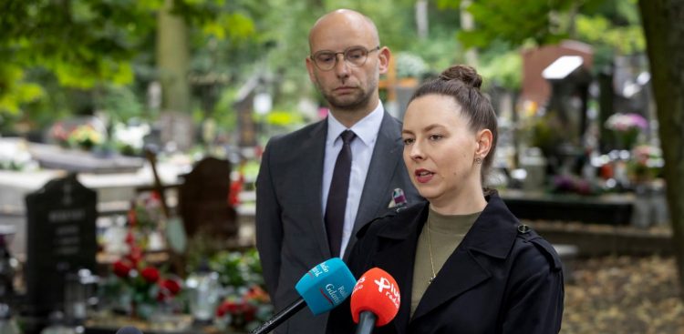Na tle cmentarzu wypowiadają się Barbara Tusk-Krajewska, dyrektorka Gdańskiego Zarządu Zieleni i Piotr Kryszewski, dyrektor zarządzający ds. zielonego gdańska