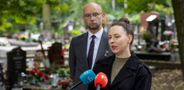 Na tle cmentarzu wypowiadają się Barbara Tusk-Krajewska, dyrektorka Gdańskiego Zarządu Zieleni i Piotr Kryszewski, dyrektor zarządzający ds. zielonego gdańska