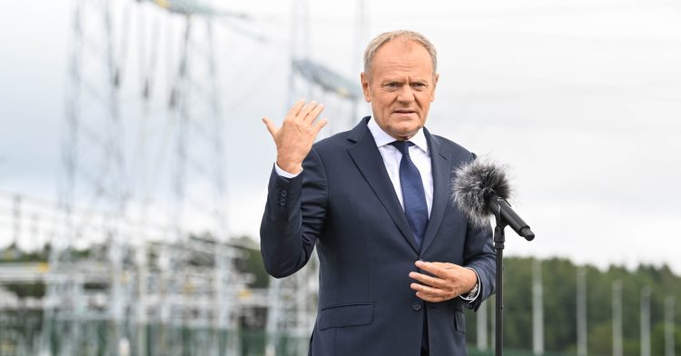 Premier Donald Tusk podczas uroczystego zakończenia budowy „Stacji 400 kV Choczewo”