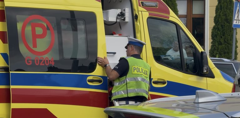 Policjant przy ambulansie.