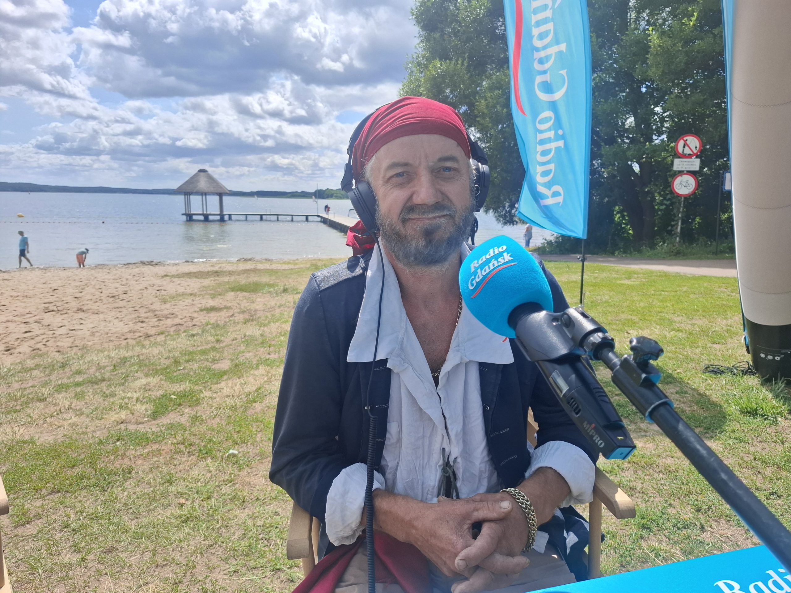 Jacek Dalecki na plaży w Swornegaciach