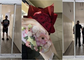 Nowoczesny kwiatomat z rozbitą lub uszkodzoną szybą, w którego gablotach widoczne są bukiety kwiatów
