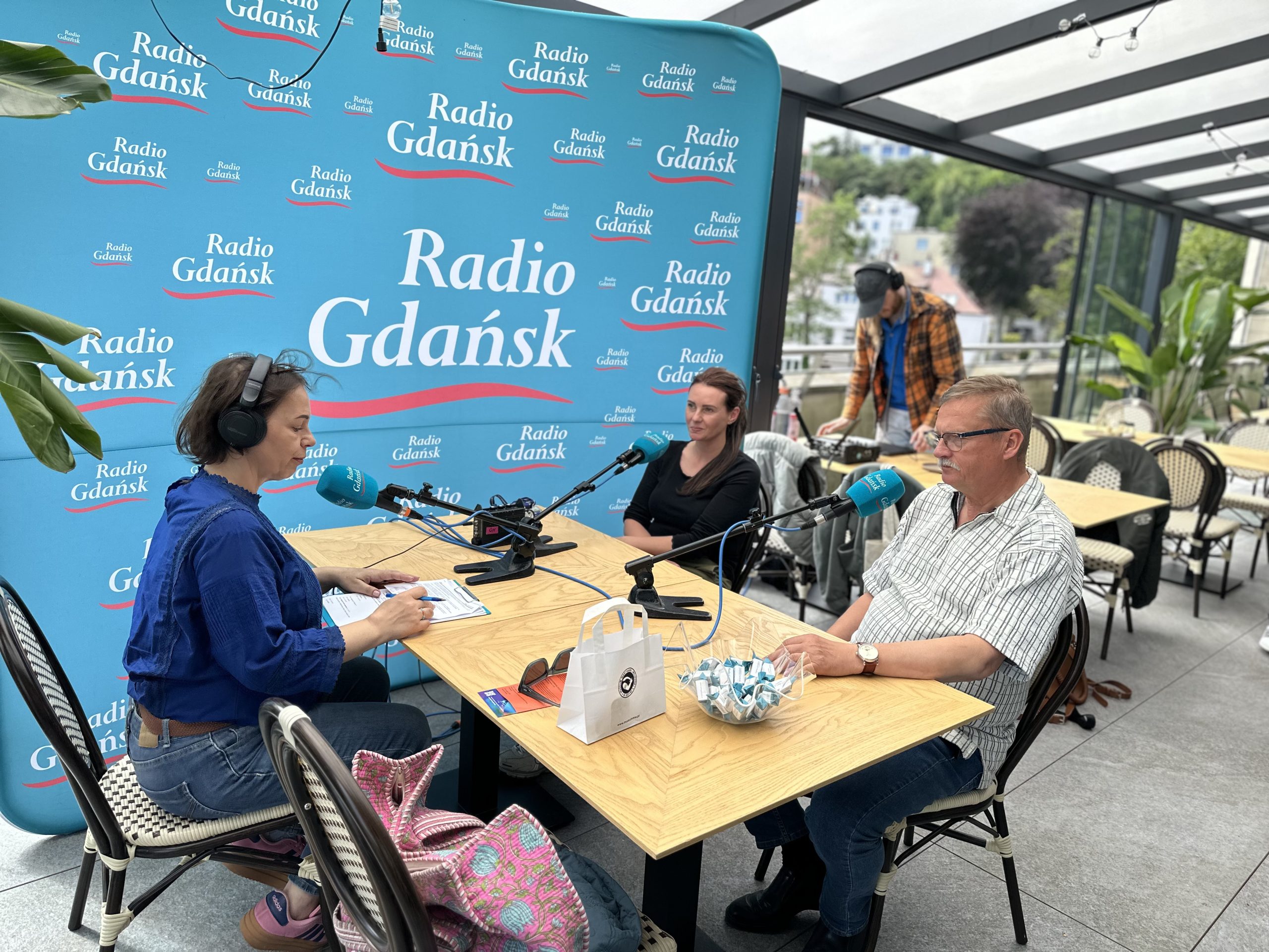 Mobilne studio Radia Gdańsk pod Muzeum Marynarki Wojennej w Gdyni. Nz. Magda Szpiner, Tomasz Miegoń i Wirginia Węglińska