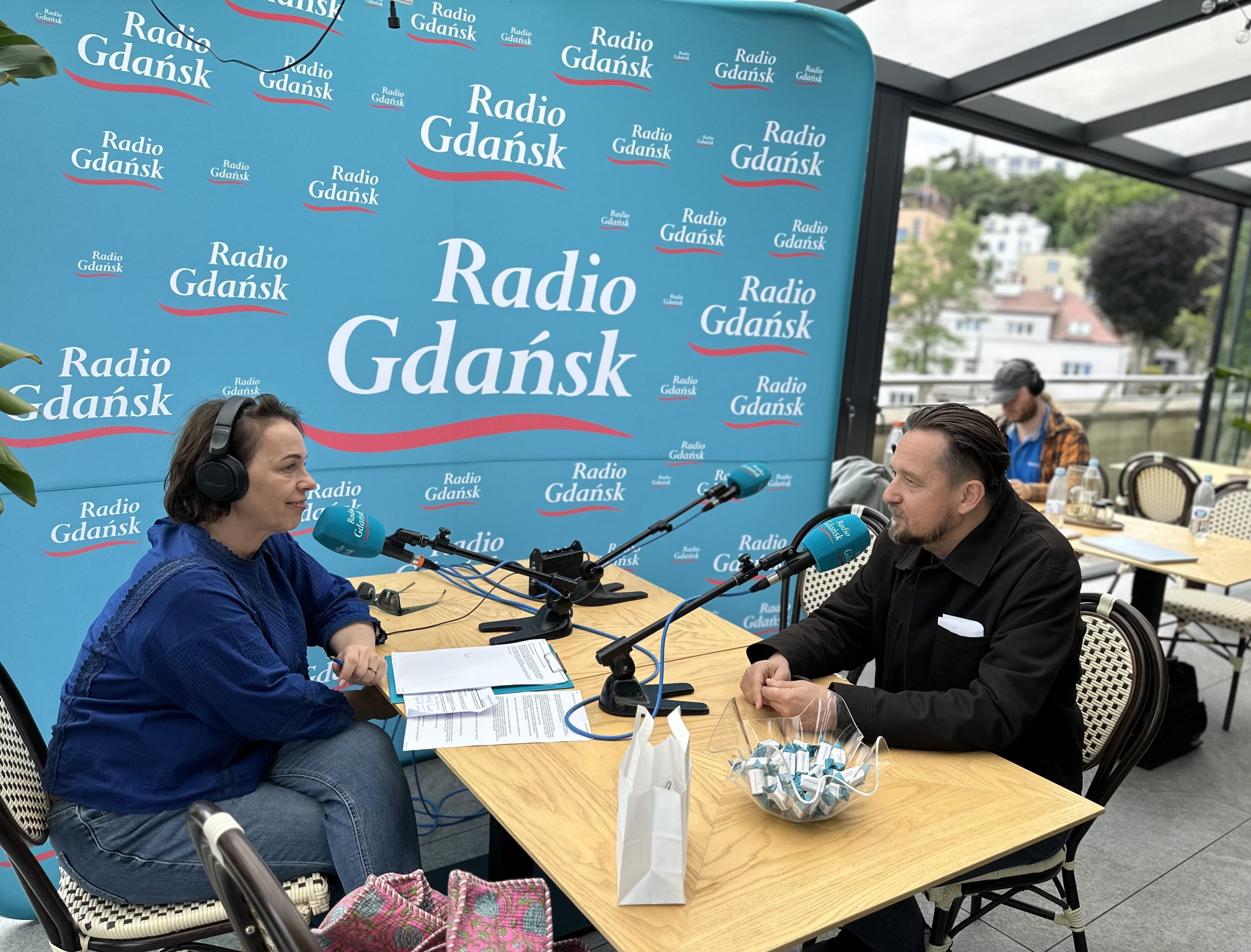 Magda Szpiner i Piotr Pucyło w plenerowym studiu Radia Gdańsk pod Muzeum Marynarki Wojennej w Gdyni