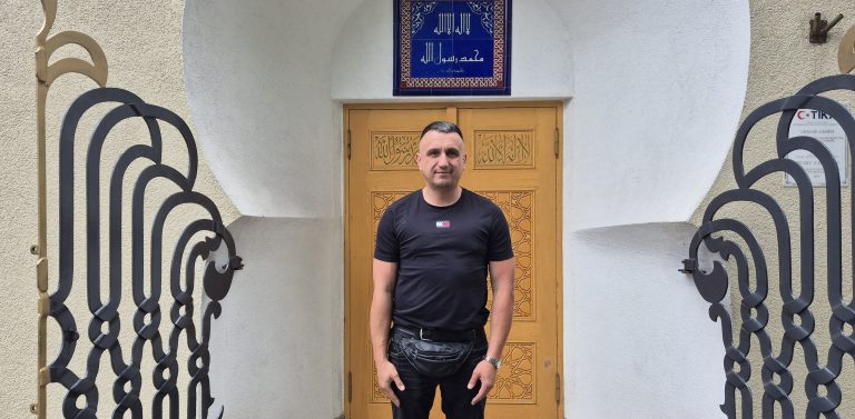 Olgierd Chazbijewicz przed meczetem