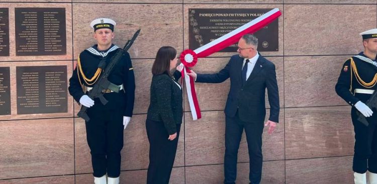 Prezydent Gdyni Aleksandra Kosiorek oraz dr Marek Szymaniak, dyrektor Oddziału IPN w Gdańsku, odsłaniają tablicę pamięci ofiar rzezi wołyńskiej na Cmentarzu Witomińskim w Gdyni (fot. FB/Marek Dudziński - profil publiczny)