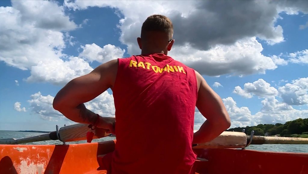 Ratownik wodny patroluje kąpielisko