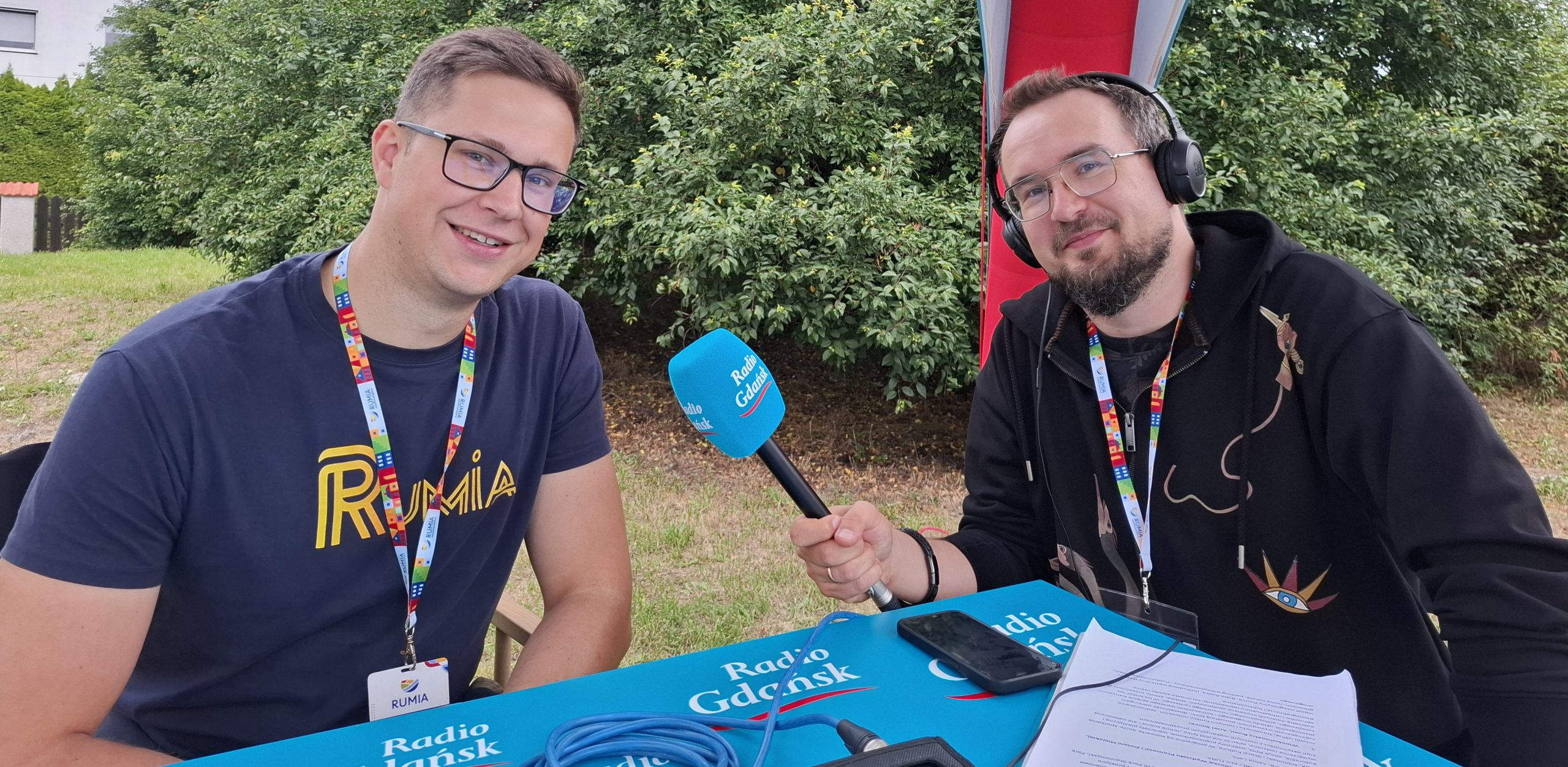 Piotr Szymański i Filip Jędruch w mobilnym studio na "Letnim Graniu" w Rumi