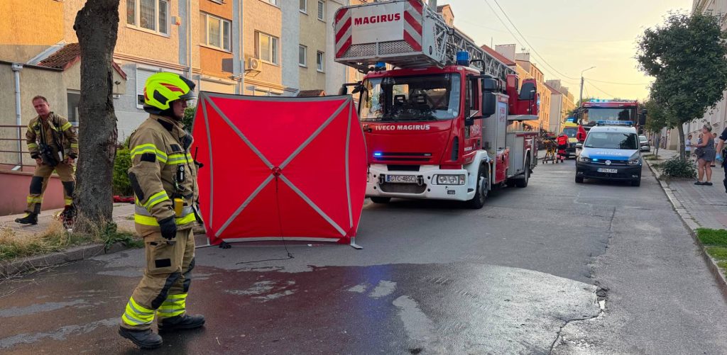 Strażacy i wozy strażackie podczas akcji gaśniczej przed wielorodzinnym budynkiem przy ulicy Paderewskiego w Tczewie