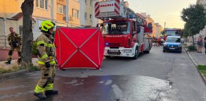 Strażacy i wozy strażackie podczas akcji gaśniczej przed wielorodzinnym budynkiem przy ulicy Paderewskiego w Tczewie