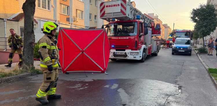 Strażacy i wozy strażackie podczas akcji gaśniczej przed wielorodzinnym budynkiem przy ulicy Paderewskiego w Tczewie