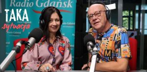 Włodzimierz Raszkiewicz i psycholożka Agnieszka Czajkowska-Wendorff siedzą w studiu Radia Gdańsk. Przed sobą mają profesjonalne mikrofony, a na uszach słuchawki. Po lewej stronie uśmiecha się kobieta w różowej koszuli z motywem czerwonych serc (Agnieszka Czajkowska-Wendorff), a po prawej – mężczyzna w okularach i wielobarwnym t-shircie w geometryczne wzory (Włodzimierz Raszkiewicz). W tle widoczny jest turkusowy baner rozgłośni, a po lewej stronie nałożono grafikę z tytułem audycji „TAKA sytuacja”