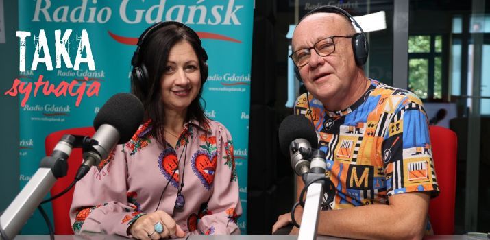 Włodzimierz Raszkiewicz i psycholożka Agnieszka Czajkowska-Wendorff siedzą w studiu Radia Gdańsk. Przed sobą mają profesjonalne mikrofony, a na uszach słuchawki. Po lewej stronie uśmiecha się kobieta w różowej koszuli z motywem czerwonych serc (Agnieszka Czajkowska-Wendorff), a po prawej – mężczyzna w okularach i wielobarwnym t-shircie w geometryczne wzory (Włodzimierz Raszkiewicz). W tle widoczny jest turkusowy baner rozgłośni, a po lewej stronie nałożono grafikę z tytułem audycji „TAKA sytuacja”