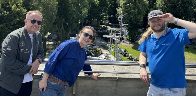 Ekipa Radia Gdańsk pod Muzeum Marynarki Wojennej w Gdyni (fot. Radio Gdańsk/Natalia Karcz)