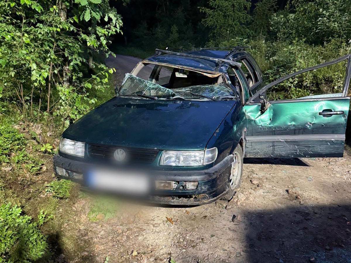 Mocno zniszczony zielony Volkswagen z wgniecionym dachem i rozbitą szybą stoi na leśnej drodze w Mściszewicach niedaleko Kartuz. Nie żyje 17-letni pasażer 