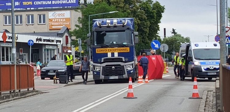 Śmiertelny wypadek w Lęborku. Ciężarówka potrąciła pieszego (fot. Piotr Sikora)