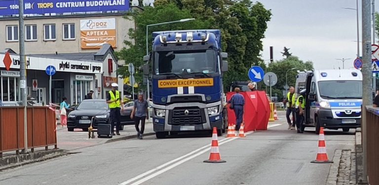 Śmiertelny wypadek w Lęborku. Ciężarówka potrąciła pieszego (fot. Piotr Sikora)