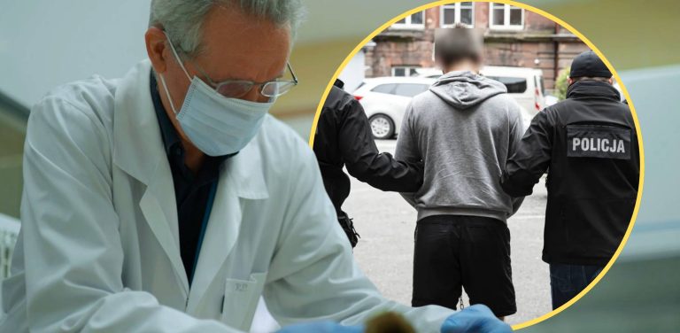 Kolaż składający się z dwóch połączonych ujęć. Po lewej stronie widoczny jest starszy naukowiec w okularach, białym labolatoryjnym kitlu i jasnoniebieskiej maseczce ochronnej, który w skupieniu pochyla się nad stanowiskiem pracy. Po prawej stronie, wewnątrz wyciętego żółtego okręgu, widać ujęcie od tyłu: mężczyzna w szarej bluzie z kapturem i czarnych spodenkach jest prowadzony przez dwóch funkcjonariuszy w czarnych mundurach taktycznych. Na plecach jednego z nich widnieje biały, wyraźny napis "POLICJA"