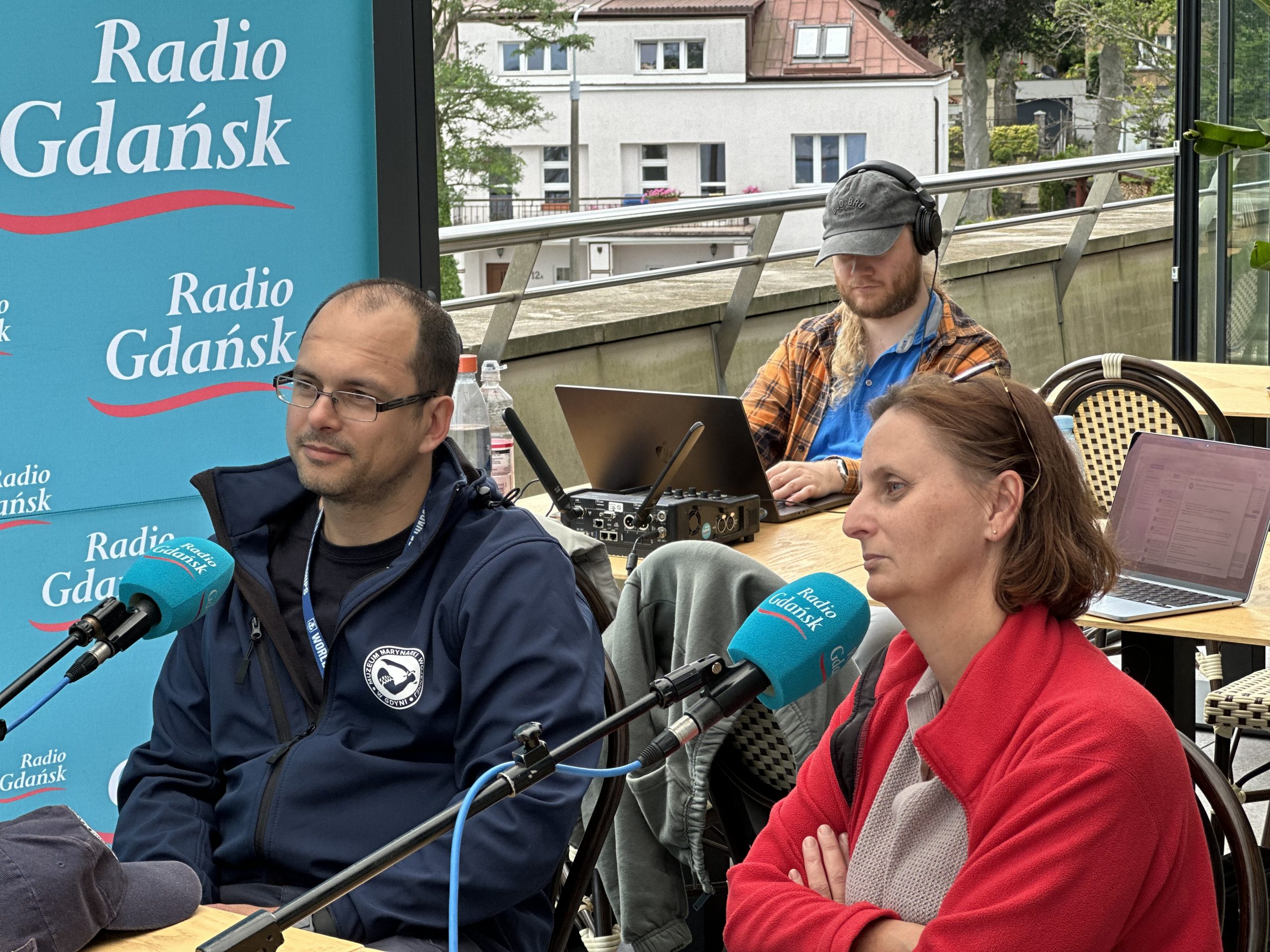 Tomasz Tarała i Monika Mucha w mobilnym studiu Radia Gdańsk pod Muzeum Marynarki Wojennej w Gdyni