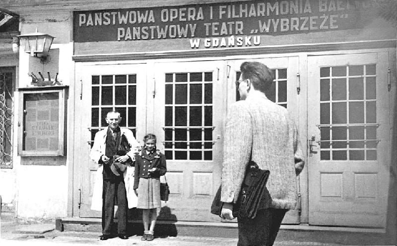 Wejście do budynku Opery i Filharmonii Bałtyckiej przy Alei Zwycięstwa we Wrzeszczu, 1955 rok