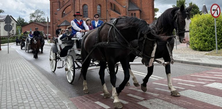 W paradzie wzięło udział blisko 150 koni (fot. Radio Gdańsk/Robert Groth)