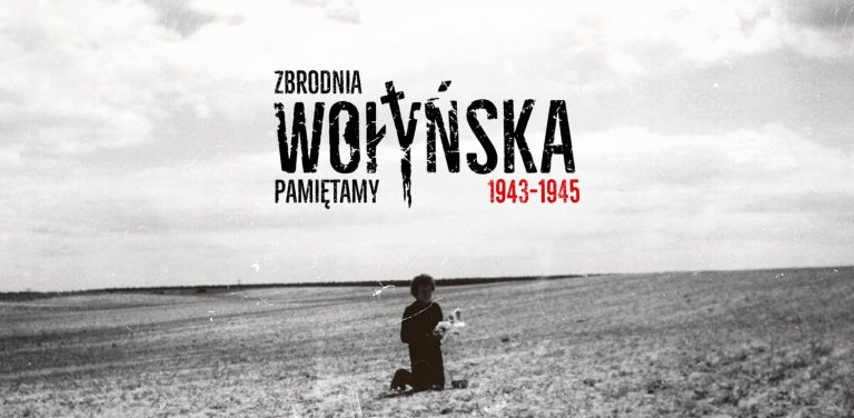 Czarno-biała grafika upamiętniająca Zbrodnię Wołyńską. Na tle pustego pola klęczy samotna postać. Powyżej widnieje napis „Zbrodnia Wołyńska Pamiętamy 1943-1945” z motywem krzyża wpisanym w literę Ł. Ilustracja wiadomości o odsłonięciu tablicy pamiątkowej na cmentarzu w Gdyni