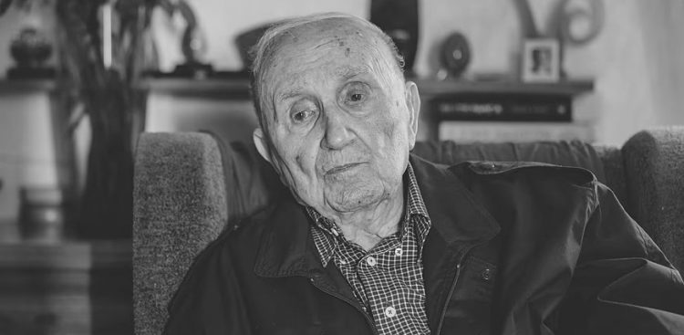 Czarno-biały portret starszego mężczyzny siedzącego w fotelu. To Adam Borowski, ps. „Nikita”, powstaniec warszawski. Spogląda przed siebie w zamyśleniu, ubrany w koszulę w kratę i ciemną kurtkę