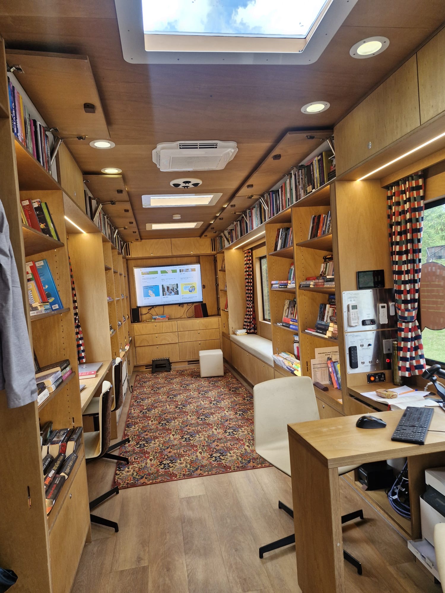Wnętrze bibliobusu