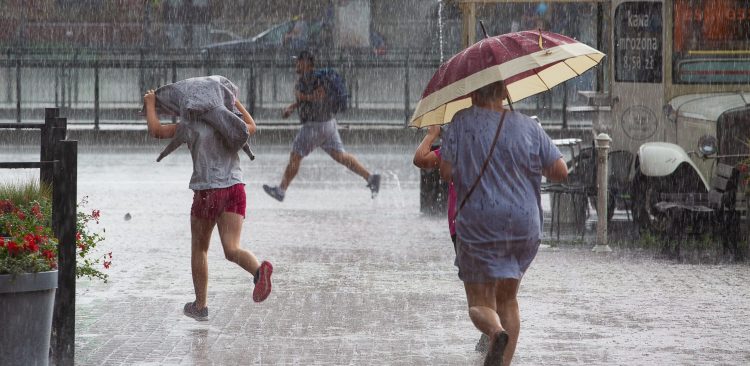 Meteorolodzy przewidują burze, intensywne opady deszczu i upały