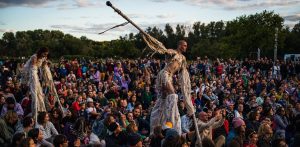 mężczyzna na szczudłach, w tle tłum ludzi. Festiwal FETA 2026
