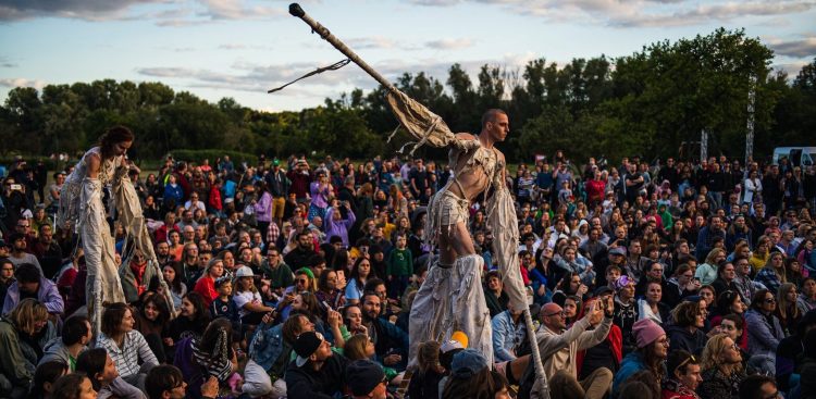 mężczyzna na szczudłach, w tle tłum ludzi. Festiwal FETA 2026