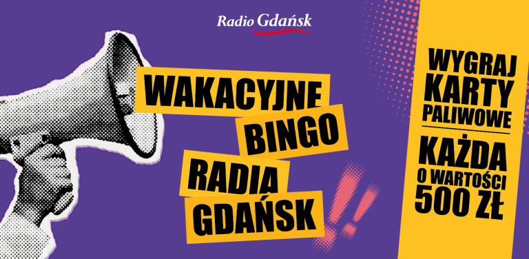 Grafika promocyjna konkursu Radia Gdańsk „Wakacyjne Bingo” na fioletowym tle. Po lewej stronie widoczna jest dłoń trzymająca megafon w stylu retro (z efektem czarno-białego rastra), z którego wydobywają się żółte prostokąty z czarnym napisem: „WAKACYJNE BINGO RADIA GDAŃSK”. Po prawej stronie umieszczono pionowy, żółty panel z czarnym tekstem: „WYGRAJ KARTY PALIWOWE KAŻDA O WARTOŚCI 500 ZŁ”. W górnej części grafiki znajduje się biało-czerwone logo Radia Gdańsk