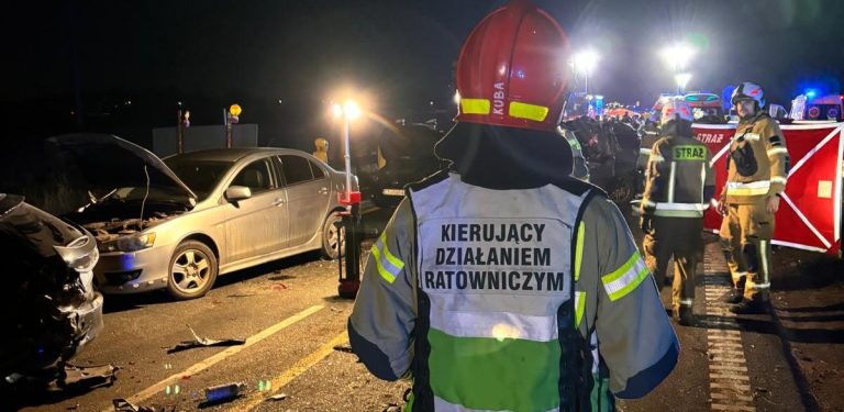 W karambolu zginęły 4 osoby, a 10 zostało rannych. Piąta ofiara zmarła później w szpitalu