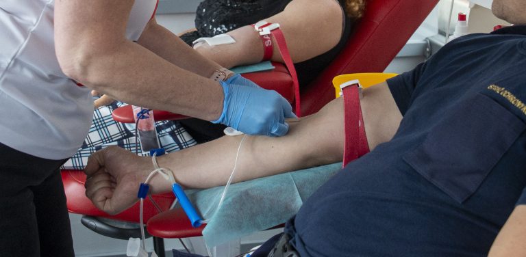 Nz. pielęgniarka pobiera krew od strażaka