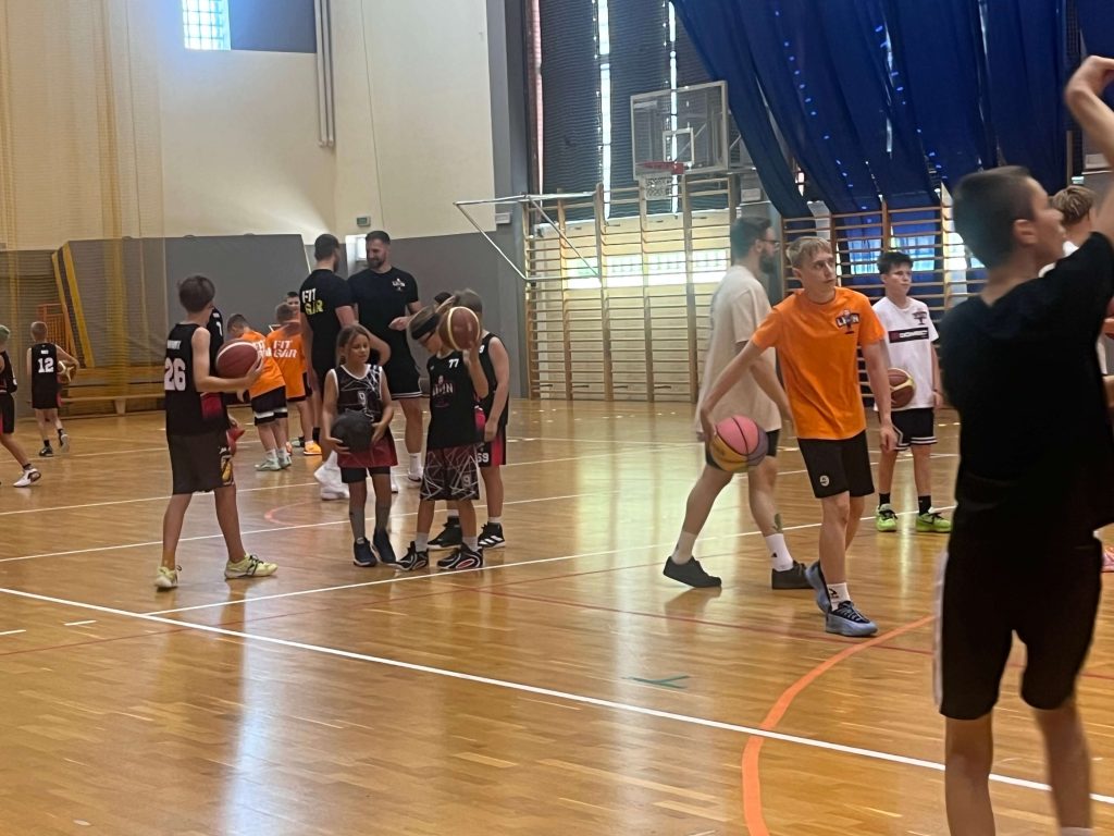 Camp to przestrzeń, w której młodzi zawodnicy mogą rozwijać swoje umiejętności