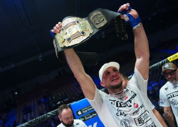 Bartosz Leśko po zdobyciu pasa mistrzowskiego kategorii półciężkiej federacji KSW (Fot. archiwum Bartosza Leśko)